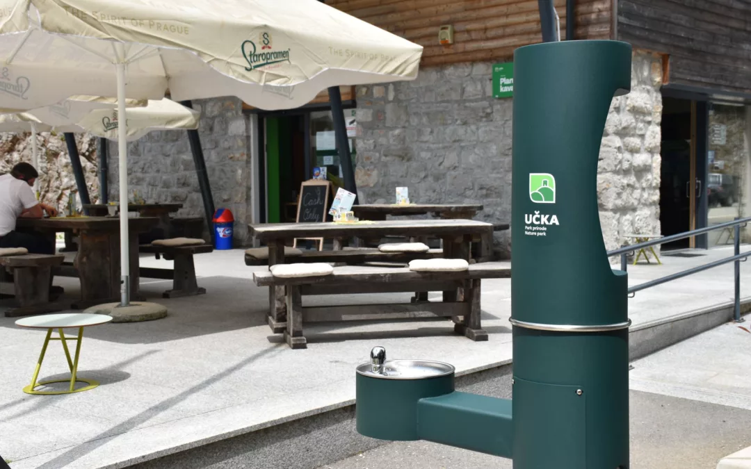 POSTAVLJENA NOVA JAVNA ŠPINA ISPRED CENTRA ZA POSJETITELJE POKLON
