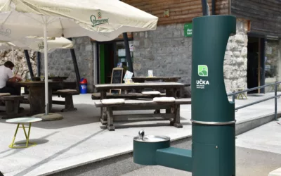 POSTAVLJENA NOVA JAVNA ŠPINA ISPRED CENTRA ZA POSJETITELJE POKLON